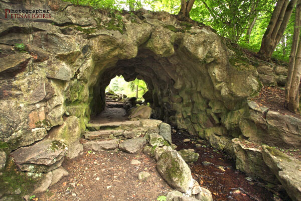 Parke viadukas su požemine uola