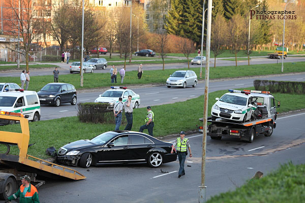Fotoreportažas Geležinio Vilko gatvėje Vilniuje į policijos automobilį trenkėsi prabangus „Mercedes-Benz“ fotografas Igoris Petinas