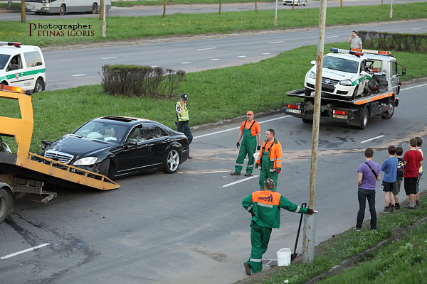 Fotoreportažas-policija nustatė, kas vairavo automobilį