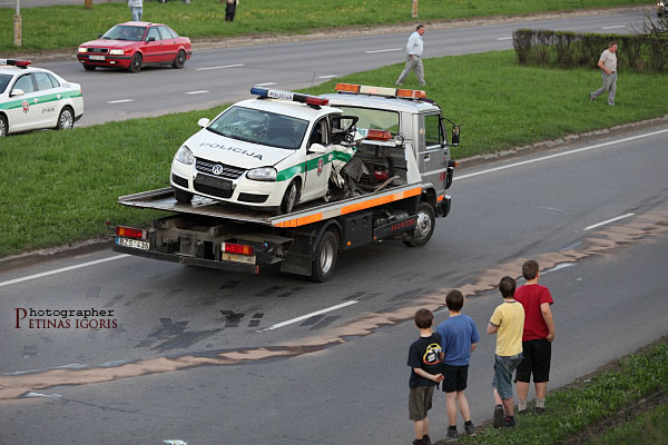 Patikslintais duomenimis, gali būti sužeisti keturi policijos pareigūnai