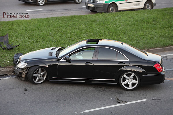 Įtariama, kad avarija įvyko dėl dviejų "Mercedes" automobilių lenktynių