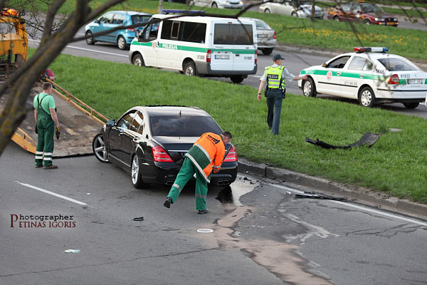 Fotoreportažas-teigiama, kad žmonės matė, kaip automobilio „Mesedes“ vairuotojas pasišalino iš įvykio vietos