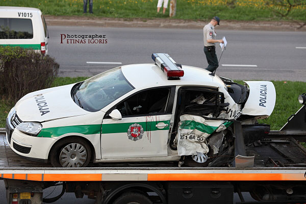 fotoreportažas-Vilniuje taranuotas policijos ekipažas