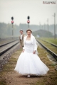 Vestuvių fotografas - fotosesija ant geležinkelio bėgių